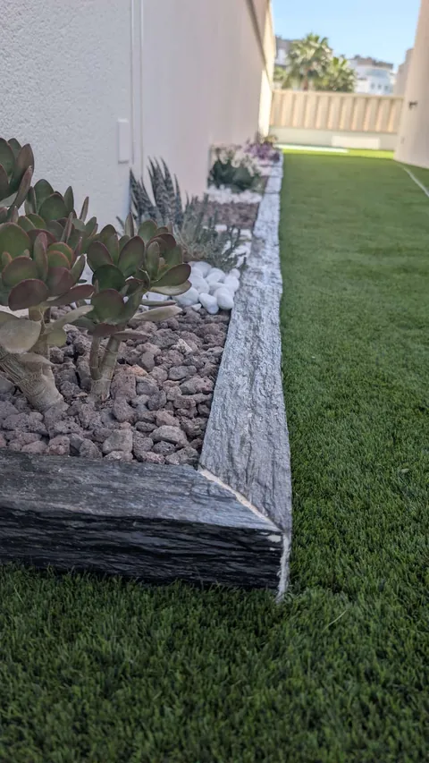 Natural slate border · Indalturf