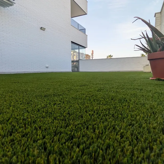 Detalle del césped en terraza · Indalturf