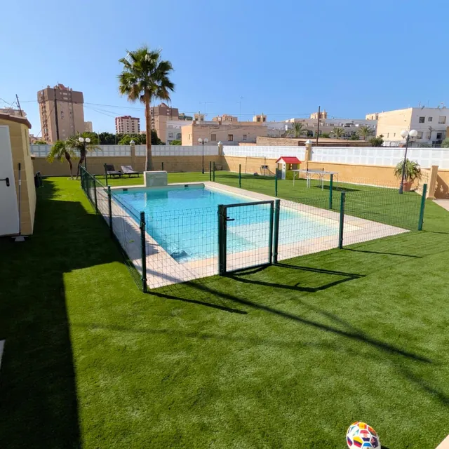 Piscina con césped · Indalturf