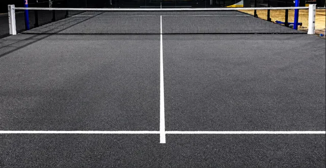 Pista de pádel con césped artificial antracita
