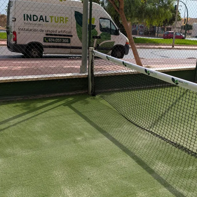 Furgoneta de Indalturf junto a una pista de pádel renovada