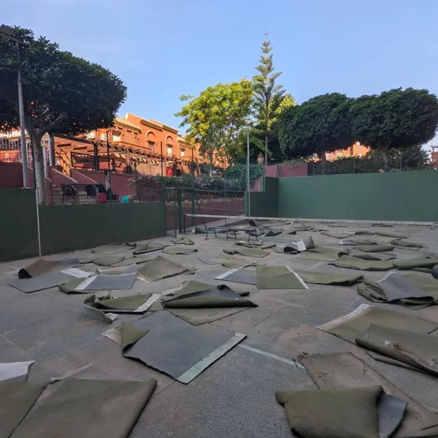 Pista de pádel con el césped antiguo levantado