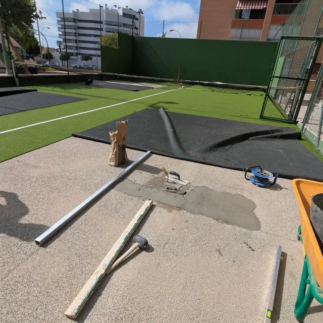 Reparación de la base de una pista de pádel durante la renovación