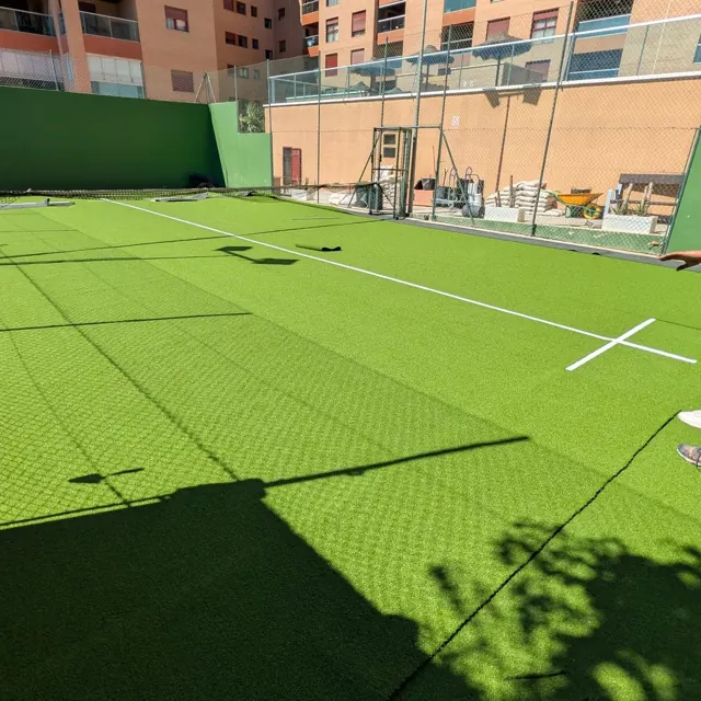 Césped nuevo colocado en una pista de pádel con las líneas marcadas
