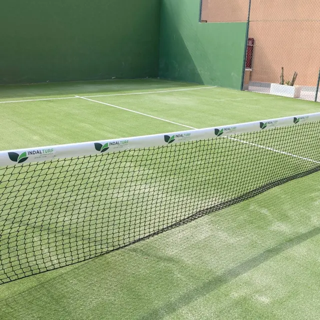 Pista de pádel terminada con la red de Indalturf
