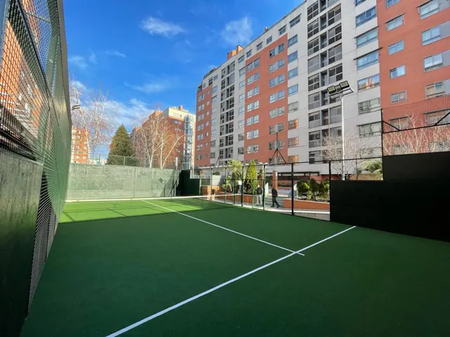 Pista de pádel con césped artificial verde